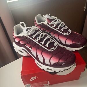 Nike Air Max Plus in Dark Beetroot and White